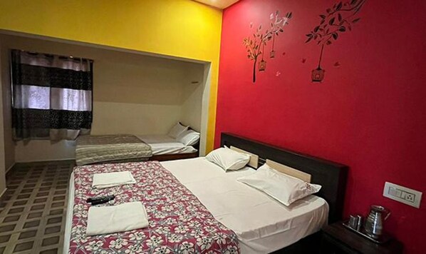Egyptian cotton sheets, premium bedding, in-room safe, free WiFi - Fabexpress Guru Residency (Kodaikanal)
