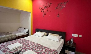 Egyptian cotton sheets, premium bedding, in-room safe, free WiFi - Fabexpress Guru Residency (Kodaikanal)