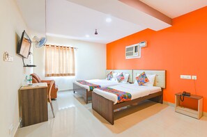 Family Room, 1 King Bed | 1 bedroom, Egyptian cotton sheets, premium bedding, in-room safe