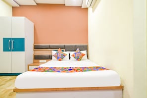 Deluxe Room | Egyptian cotton sheets, premium bedding, in-room safe, free WiFi - Fabhotel Ss Blue (Indore)