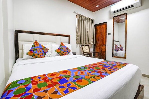 Egyptian cotton sheets, premium bedding, in-room safe, free WiFi - Fabexpress Akshay (Mumbai)