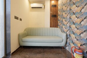 Lobby sitting area - Fabexpress Akshay (Mumbai)