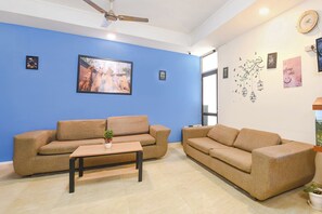 Lobby sitting area - FabHotel Saket Residency (New Delhi)