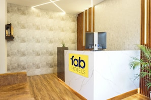 Reception - Fabhotel The Corporate Hub (Pune)