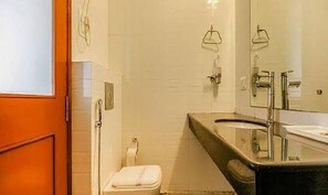 Habitación Deluxe | Baño | Regadera, regadera tipo lluvia, amenidades de baño gratuitas, toallas