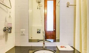 Regadera, regadera tipo lluvia, amenidades de baño gratuitas, toallas 