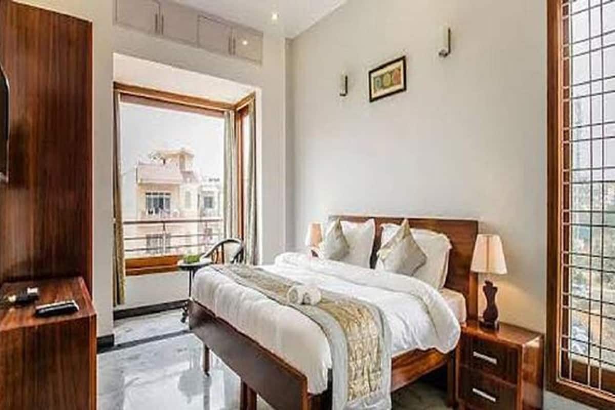 Egyptian cotton sheets, premium bedding, in-room safe, free WiFi