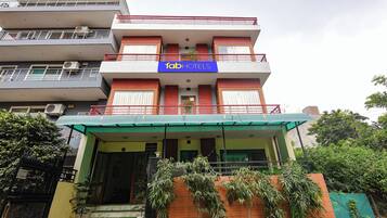 Vista frontal de la propiedad