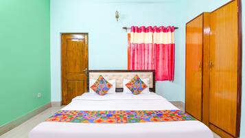 Egyptian cotton sheets, premium bedding, in-room safe, free WiFi