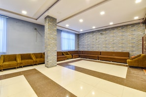 Lobby sitting area - Fabhotel Golden Sakura (Jaipur)