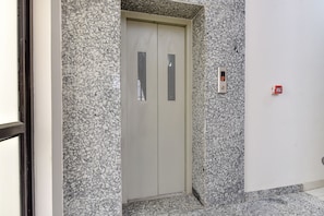 Lift - Fabhotel Golden Sakura (Jaipur)