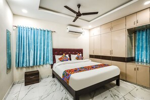 Egyptian cotton sheets, premium bedding, in-room safe, free WiFi - Fabexpress 7 Hills Home Stay (Tirupati)