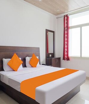 Egyptian cotton sheets, premium bedding, in-room safe, free WiFi - Fabexpress Kalsia Home Stay (Dehradun)
