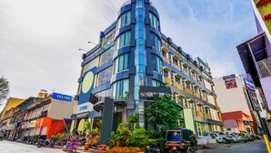 Ein mehrstöckiges Gebäude mit einer geschwungenen Fassade, großen Fenstern und Balkonen.