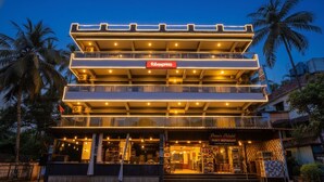 A multi-story building with a 'Fabexpress' sign, a restaurant named 'Dani's Pizzeria' on the ground floor, and a balcony with railings. - FabHotel Arambol Inn (Arambol)
