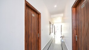 Un pasillo con puertas de madera, con los números 106 y 105, que conducen a habitaciones.