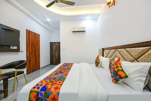 Egyptian cotton sheets, premium bedding, in-room safe, free WiFi - Fabhotel Mountain Inn (Kharar)