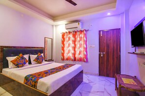 Egyptian cotton sheets, premium bedding, in-room safe, blackout drapes - FabHotel Srideep (Kolkata)
