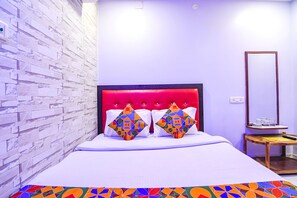 Egyptian cotton sheets, premium bedding, in-room safe, blackout drapes - FabHotel Srideep (Kolkata)