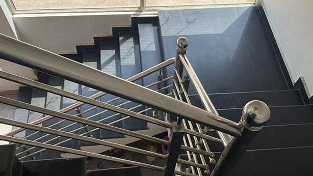A staircase with metal railings and a glass ceiling. - Fabhotel Kalawati Palace (Faizabad)