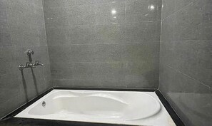 Dusche, Regendusche, kostenlose Toilettenartikel, Handtücher