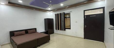 Egyptian cotton sheets, premium bedding, in-room safe, free WiFi