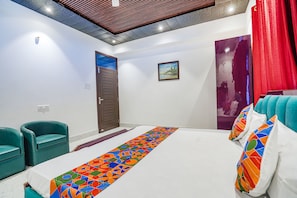 Egyptian cotton sheets, premium bedding, in-room safe, free WiFi