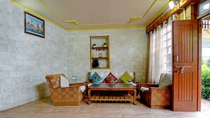 Lobby sitting area - Fabhotel Attithi Huts And Cottage (Manali)