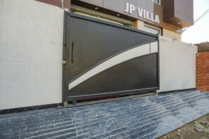 Property entrance - FabHotel JP Villa (Varanasi)