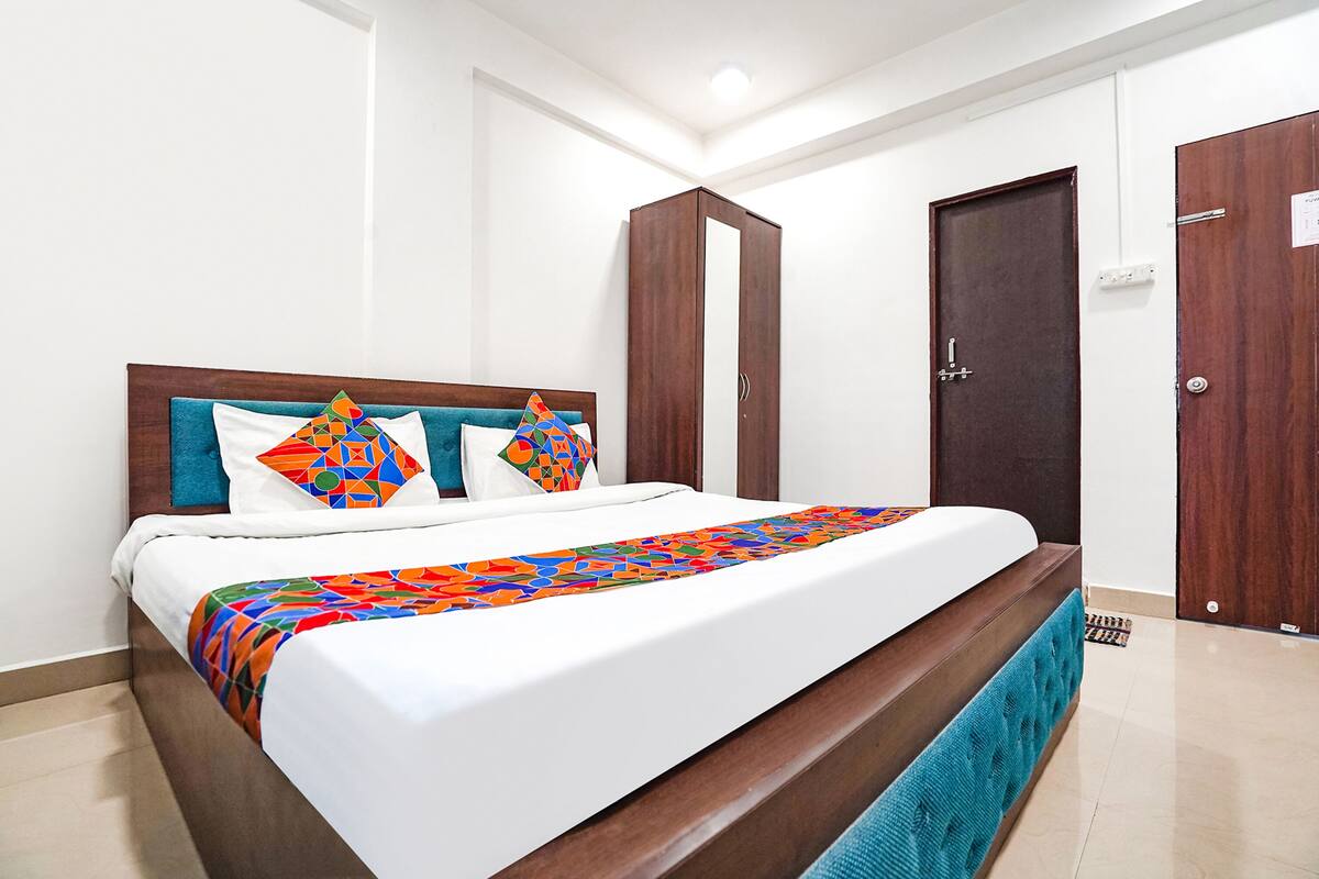 Deluxe Room | Egyptian cotton sheets, premium bedding, in-room safe, WiFi (free)