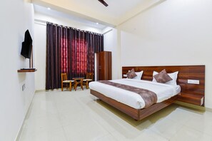 Egyptian cotton sheets, premium bedding, in-room safe, free WiFi - Fabhotel V Five (Jaipur)