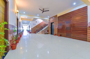 Lobby - Fabhotel V Five (Jaipur)
