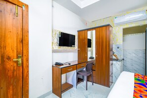 Egyptian cotton sheets, premium bedding, in-room safe, free WiFi - Fabexpress Regal (Indore)