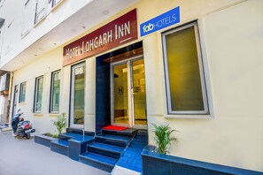 Parking - Fabhotel Lohgarh Inn (Amritsar)