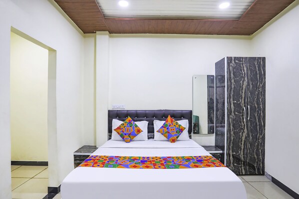 Deluxe Room | Egyptian cotton sheets, premium bedding, in-room safe, free WiFi - Fabexpress Sai Palace (Raipur)