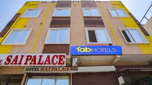 Un edificio de varios pisos con un cartel que dice 'SAi Palace Hotel' y 'Fabo Hotels'.