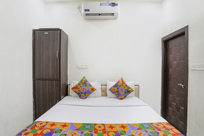Deluxe Room | Egyptian cotton sheets, premium bedding, in-room safe, free WiFi - Fabexpress Balaji Palace (Raipur)