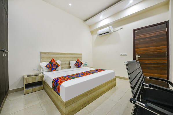 Egyptian cotton sheets, premium bedding, in-room safe, free WiFi - FabExpress Sunrise Sector 51 (Noida)