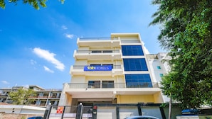Un hôtel à plusieurs étages, reconnaissable à son enseigne bleue sur laquelle on peut lire « fabHOTELS ».