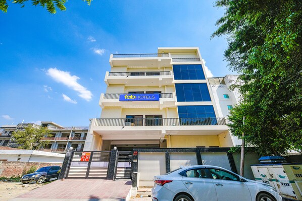 Un hotel de varios pisos con un letrero azul que dice "fabHOTELS".