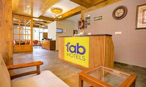 Reception - Fabhotel Outhills (Manali)