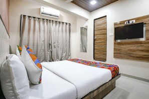 Egyptian cotton sheets, premium bedding, in-room safe, free WiFi - FabExpress Sarah Gold (Mumbai)