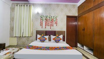 Egyptian cotton sheets, premium bedding, in-room safe, free WiFi