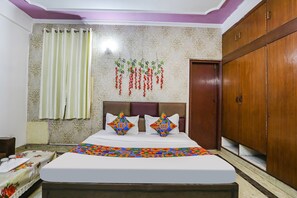 Egyptian cotton sheets, premium bedding, in-room safe, free WiFi - Fabhotel Happy Stay (Noida)