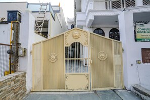 Property entrance - Fabhotel Happy Stay (Noida)