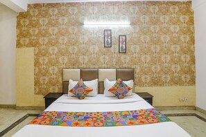 Egyptian cotton sheets, premium bedding, in-room safe, free WiFi - Fabhotel Happy Stay (Noida)