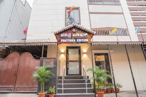Property entrance - FabHotel Pavithraa Edition (Bengaluru)