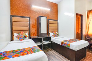 Egyptian cotton sheets, premium bedding, in-room safe, free WiFi - FabHotel Pavithraa Edition (Bengaluru)
