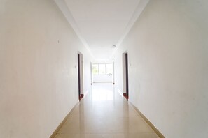 Lobby - FabExpress California Inn (Kodaikanal)