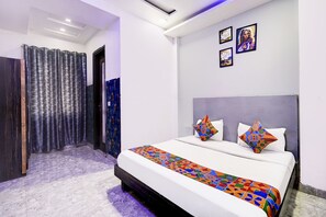 Egyptian cotton sheets, premium bedding, in-room safe, free WiFi - Fabhotel Season Grand (New Delhi)